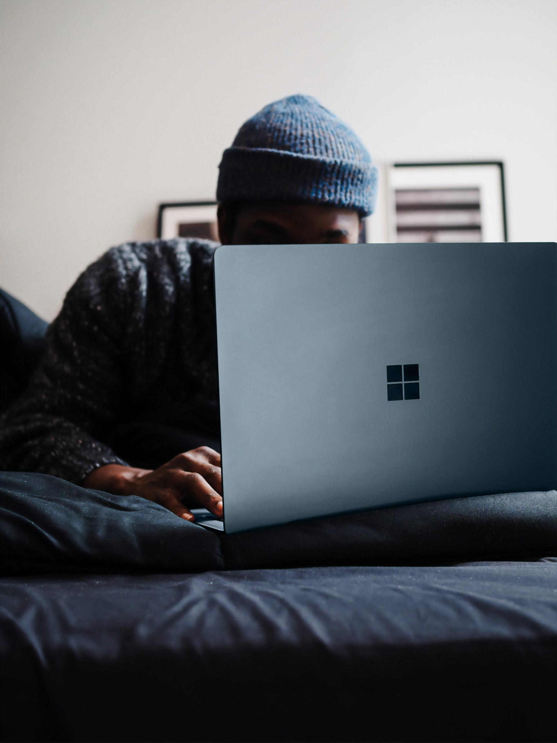Netzleiter IT Support EDV Dienstleistungen notebook Laptop computer surface bett n3g2ZbQYo3o unsplash scaled